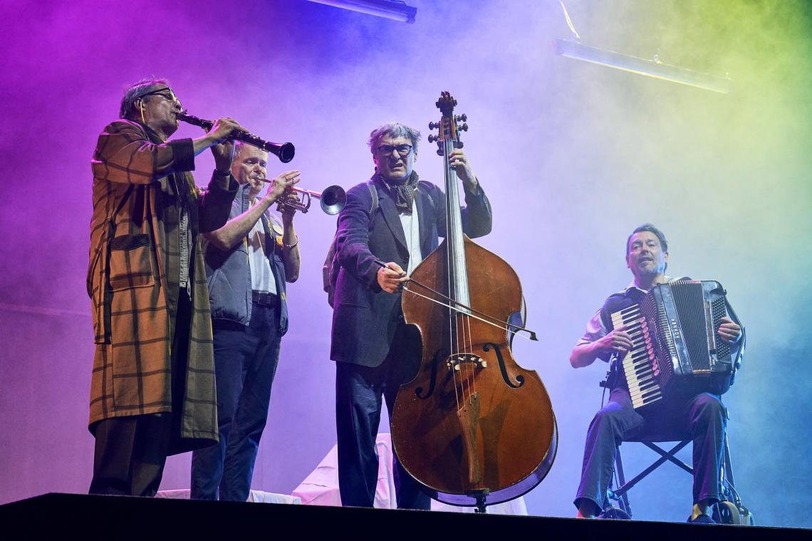 Eine Band aus Klarinette, Trompete, Kontrabass und Akkordeon