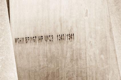 Inschrift im „Denkmal der grauen Busse“, dass an die Opfer der Krankenmorde der nationalsozialistischen „Aktion T4“ erinnert. © Markus Trienke / CC-BY-SA-2.0