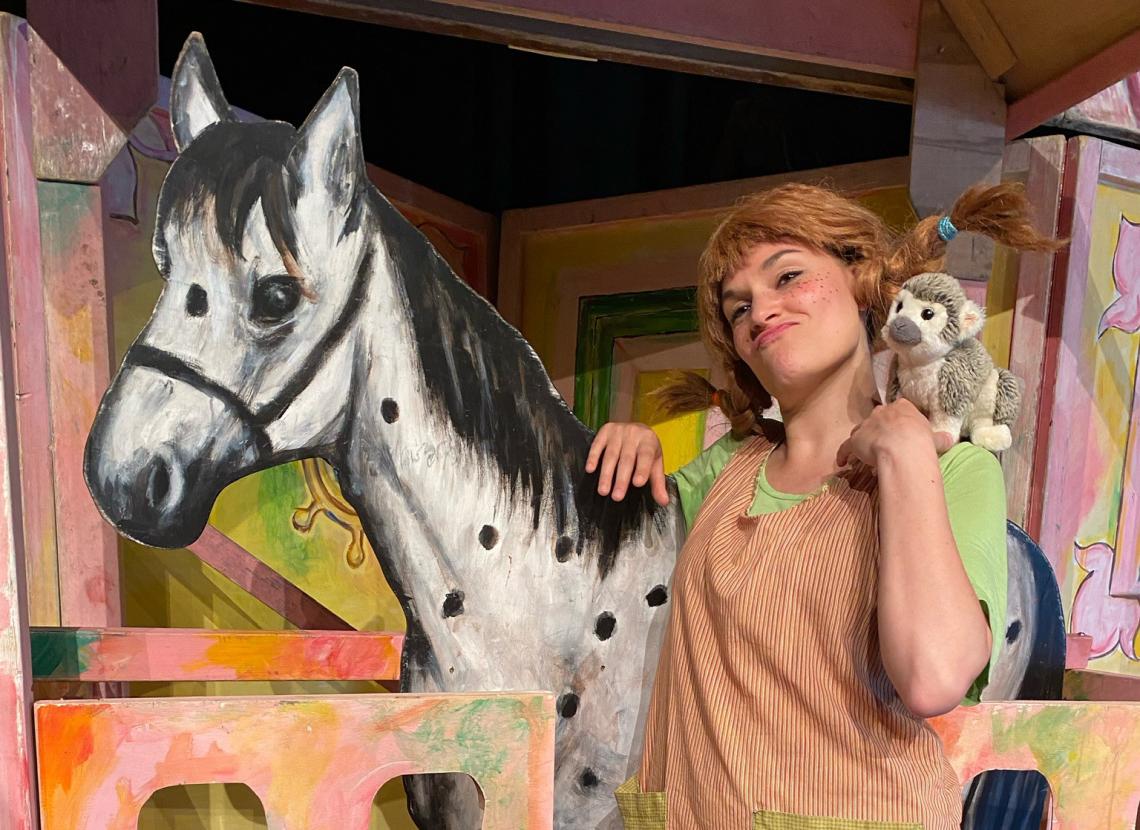 Pippi Langstrumpf mit ihrem Affen Herr Nilsson und ihrem Pferd Kleiner Onkel