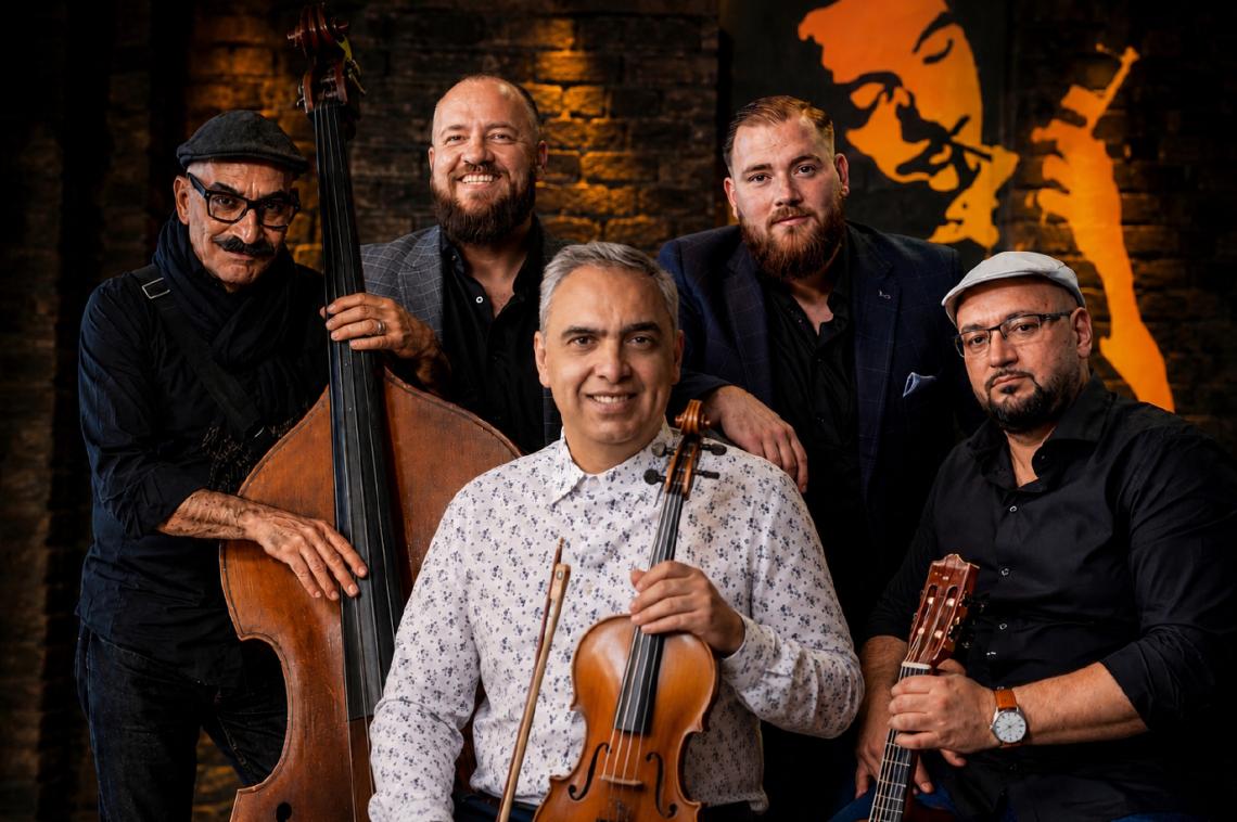 Ein Jazz-Quintett mit Gitarren, Kontrabass und Geige.