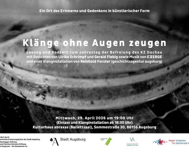 Ein schwarz-weißes Foto zeigt einen metallischen Gegenstand, dessen Form an ein Auge erinnert.