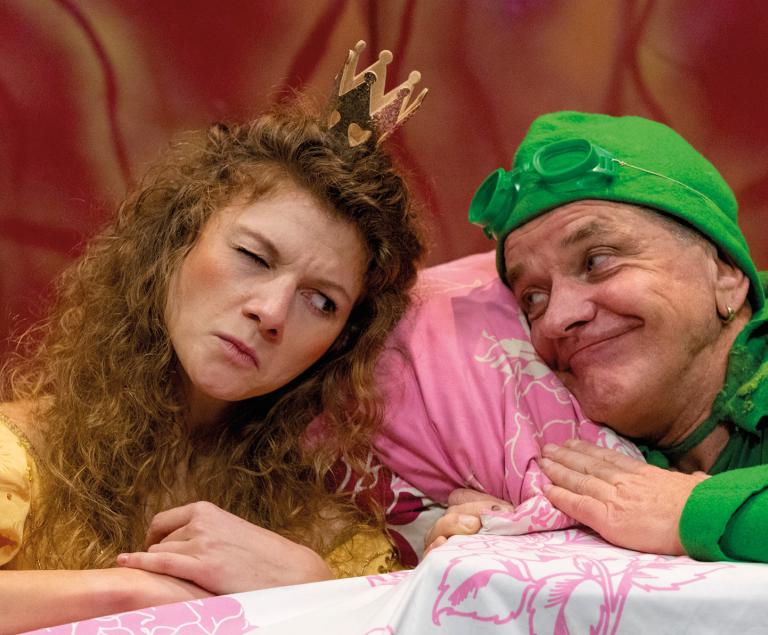 Der Frosch und die Prinzessin im Bett