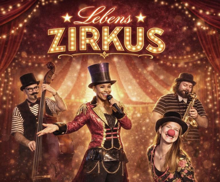 Eine Band in Zirkus-Kleidung spielt in einem Zirkus-Zelt.