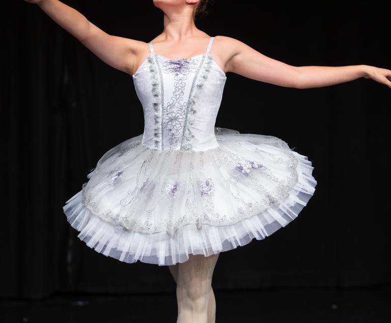 Ein Mädchen tanzt klassisches Ballett.