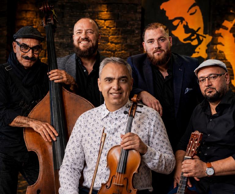 Ein Jazz-Quintett mit Gitarren, Kontrabass und Geige.